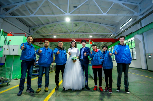 與車間員工一起為皖南電機(jī)點贊